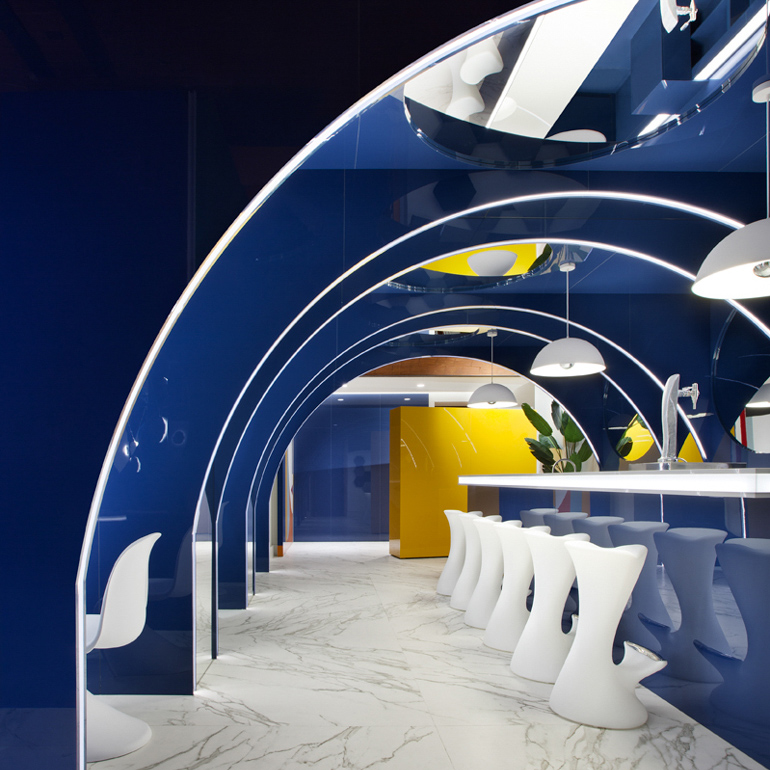 The Alvic Blue Moon Lounge Bar in Madrid is Ideal for Socially Distant Drinks - Vimarsana News